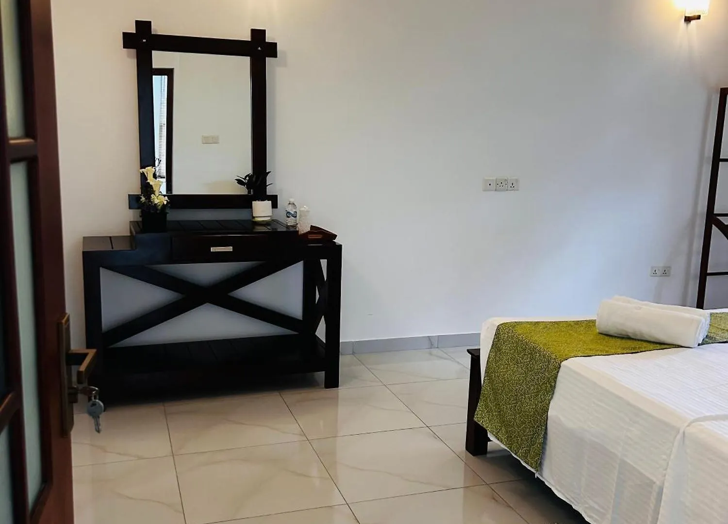 Neem Aura Home Stay Liyanagemulla Bed & Breakfast