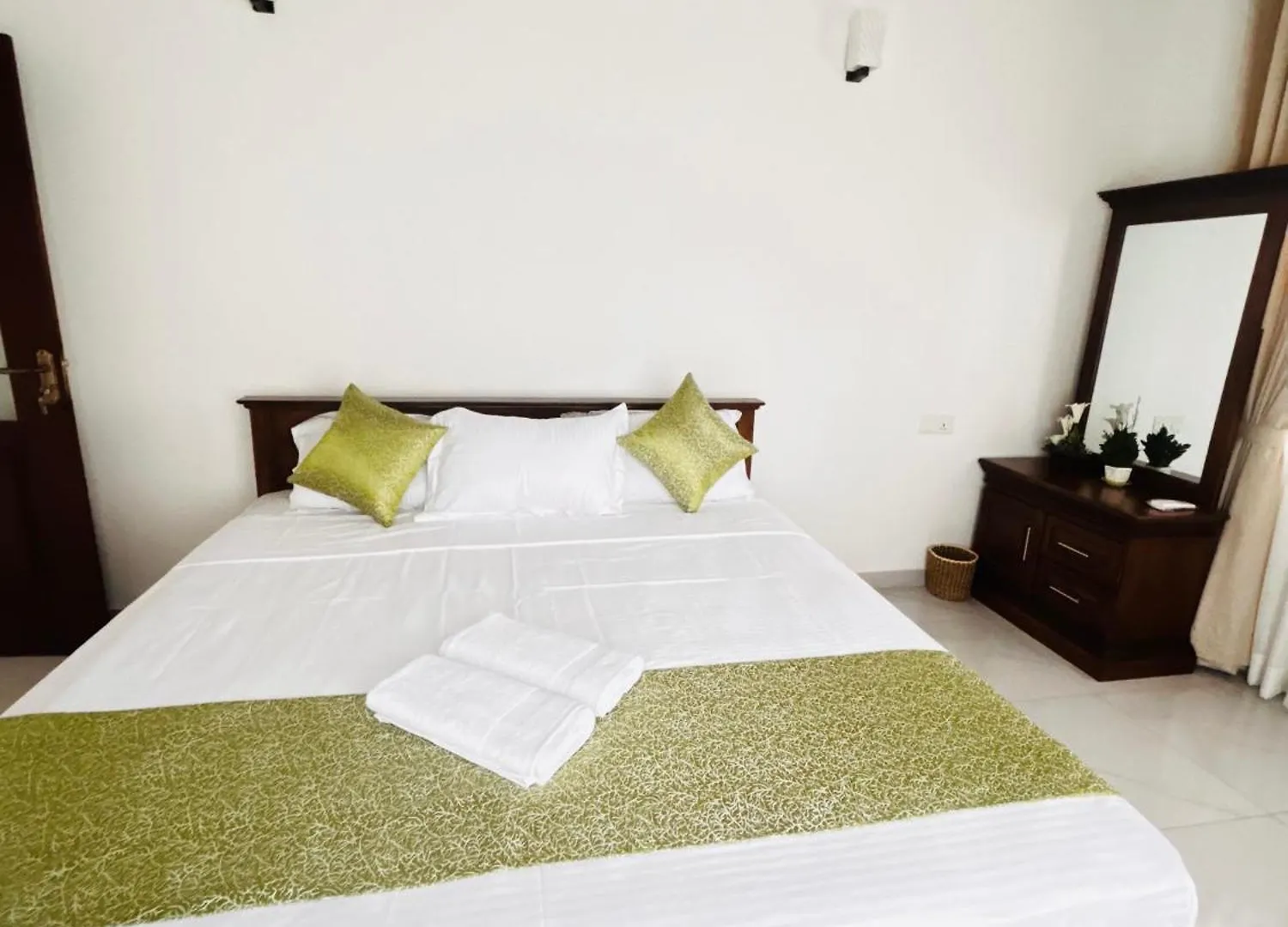 Neem Aura Home Stay Liyanagemulla Bed & Breakfast