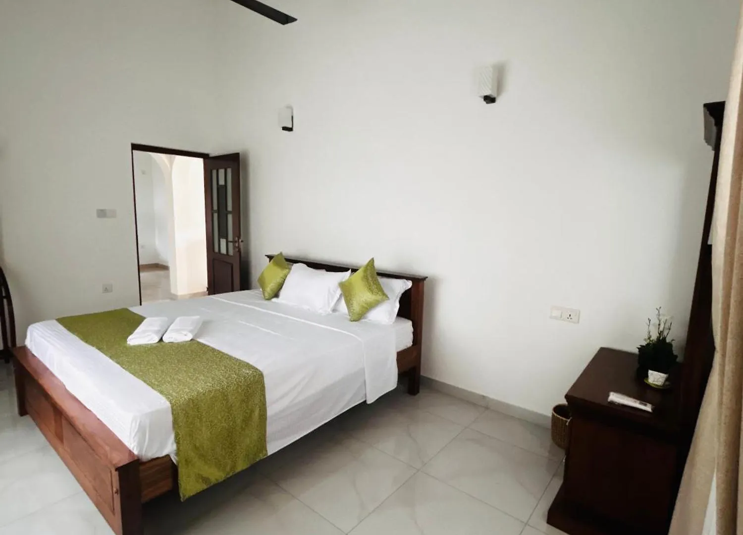 Neem Aura Home Stay Liyanagemulla Bed & Breakfast